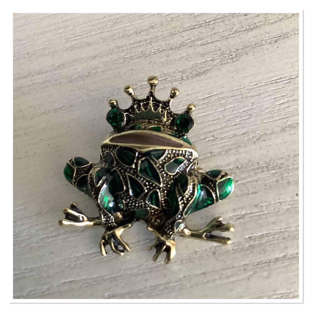 Frog King Brooch - Picture 3 of 6
